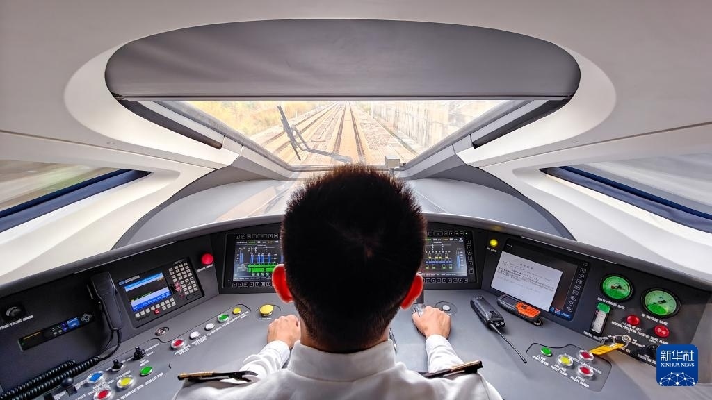 9月12日，司機駕駛高速動車組列車行駛在雅萬高鐵上（手機照片）。新華社記者 徐欽 攝