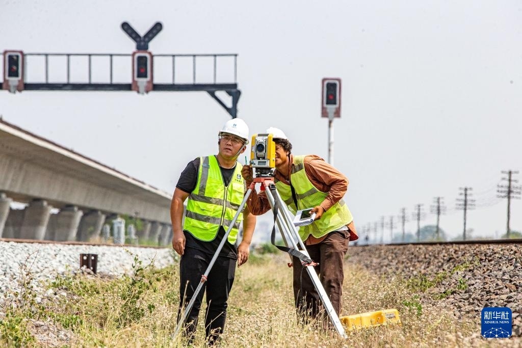 5月1日，在泰國大城府，中泰高鐵項目工作人員在施工現(xiàn)場勘查。新華社記者 王騰 攝