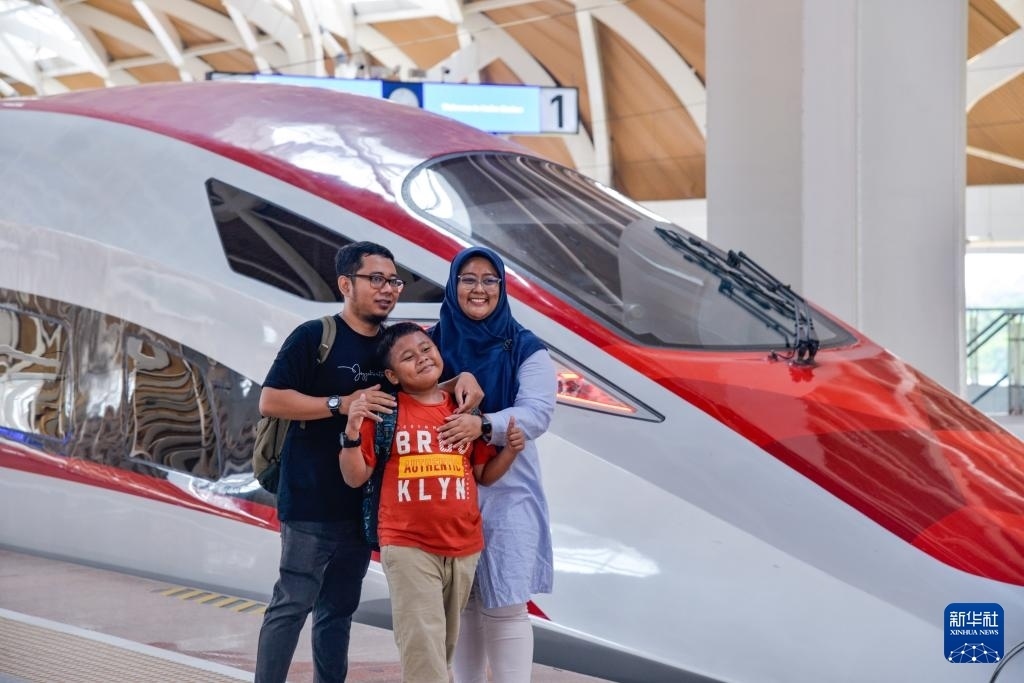 4月17日，在印度尼西亞雅加達(dá)哈利姆站站臺，乘客和雅萬高鐵高速動車組列車合影。新華社記者 徐欽 攝