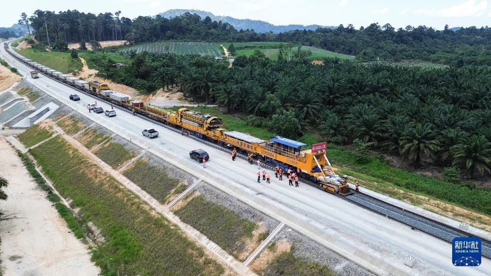 這是5月6日在馬來西亞彭亨州航拍的馬東鐵項目的鋪軌現(xiàn)場。新華社記者 程一恒 攝