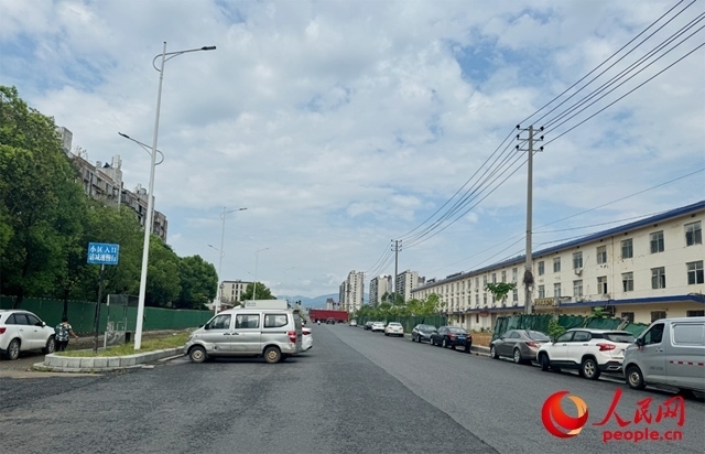 麗水佳園小區(qū)入口外及長富大道上停滿了車輛。人民網(wǎng)記者 邱燁攝