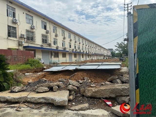 長富大道北側(cè)輔路在進(jìn)行強(qiáng)電遷改項(xiàng)目。人民網(wǎng)記者 邱燁攝