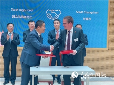 （10月16日，第十屆巴伐利亞中國日在慕尼黑舉行。圖為簽約儀式現(xiàn)場。人民網(wǎng)記者劉赫攝）