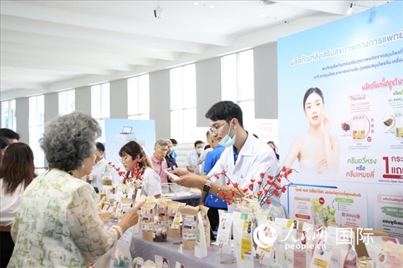 活動(dòng)現(xiàn)場(chǎng)，泰國(guó)華僑中醫(yī)院工作人員向來(lái)訪者介紹養(yǎng)生產(chǎn)品。人民網(wǎng)記者楊一攝