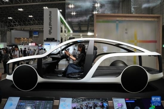 這是10月17日在日本千葉縣舉行的日本高新技術(shù)博覽會上拍攝的，索尼公司展示的概念車模型。新華社記者 錢錚 攝