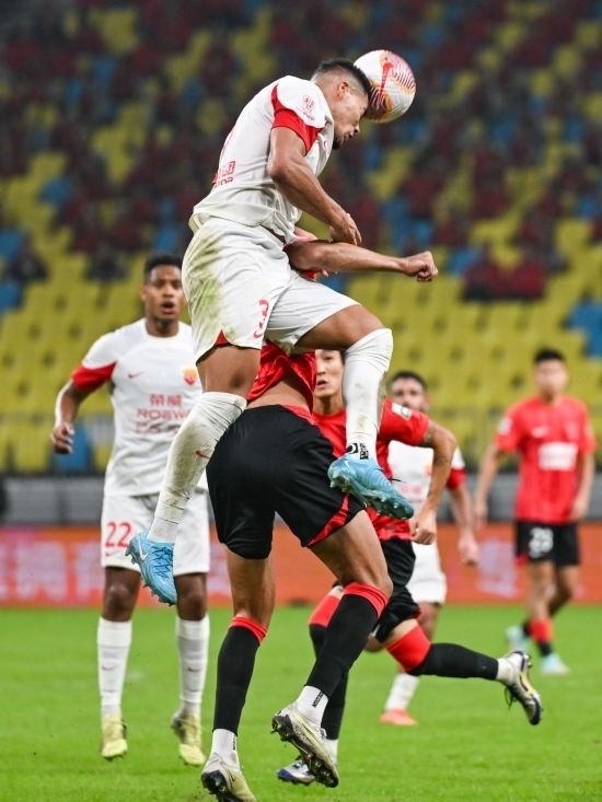 10月18日，上海海港隊(duì)球員蔣光太（上）在比賽中和成都蓉城隊(duì)球員費(fèi)利佩（下）爭頂。新華社記者 王曦 攝