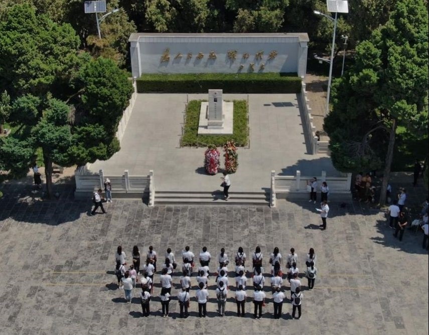 2021年6月24日，參觀者在位于河南省蘭考縣的焦裕祿紀(jì)念園瞻仰焦裕祿烈士墓（無(wú)人機(jī)照片）。新華社記者 李安 攝