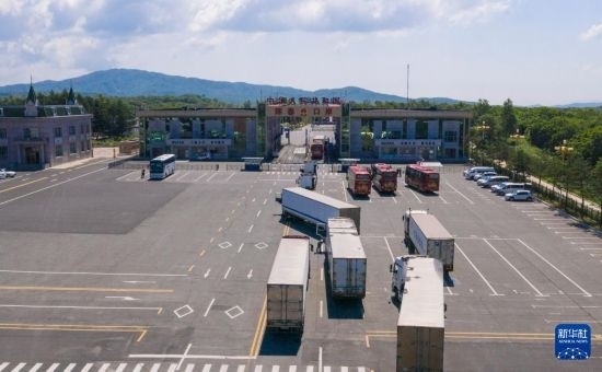 2019年6月22日，往返于中國和俄羅斯的貨車在中俄琿春口岸前排隊等待通關（無人機照片）。