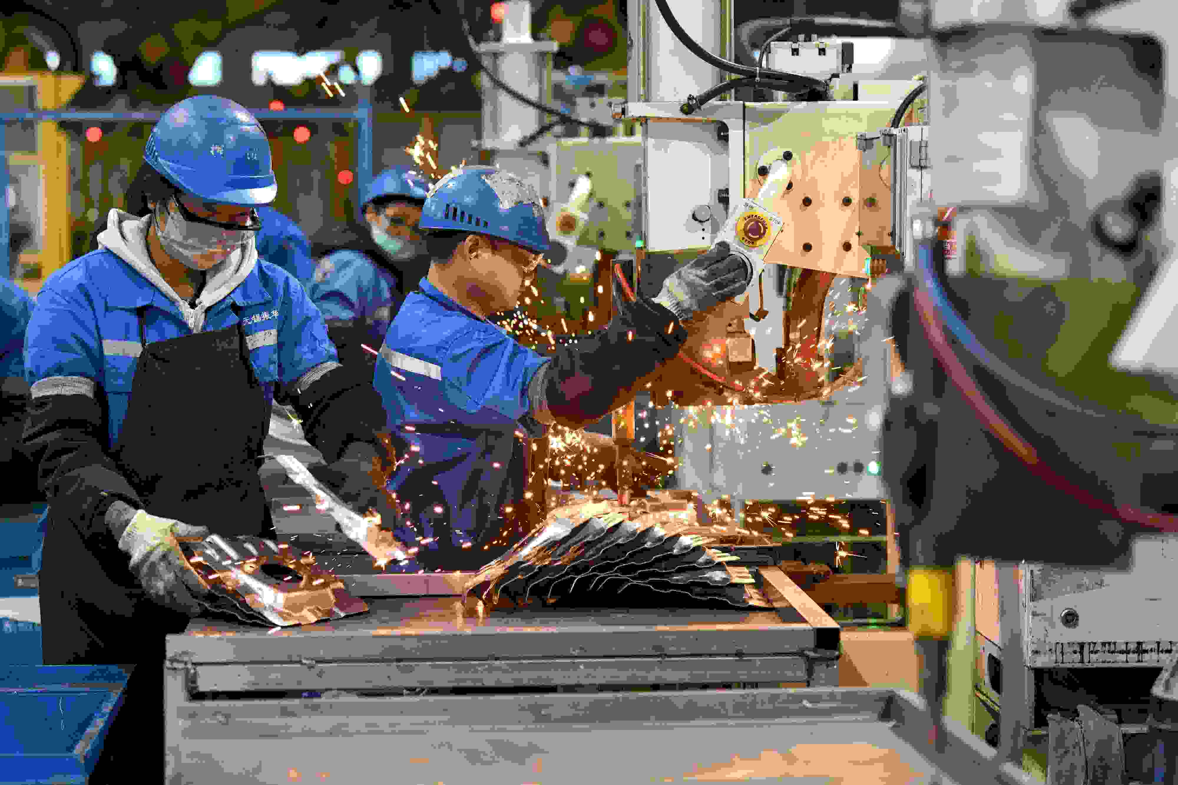 2023年2月7日，福建省寧德市蕉城區(qū)一家汽車(chē)零部件生產(chǎn)企業(yè)的生產(chǎn)線(xiàn)上一派繁忙景象。