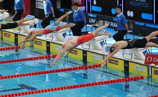 10月18日，中國選手張雨霏（右二）在女子50米自由泳預(yù)賽中出發(fā)。新華社記者 方喆 攝