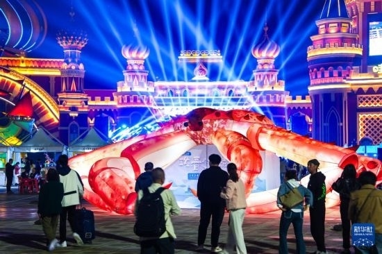 9月19日，游客在吉林省琿春市的2024琿春帝王蟹美食嘉年華現(xiàn)場游玩。新華社記者 許暢 攝