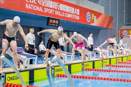 參賽選手在游泳救生項目比賽中。賽事主辦方供圖