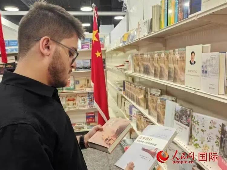 第二十三屆約旦安曼國際書展于10月10日至19日在約旦展覽中心舉行，約旦政府和民間各界人士在中國展臺翻閱圖書，熱烈交流互動，感受中華文化之美。人民網(wǎng)記者 李瀟攝