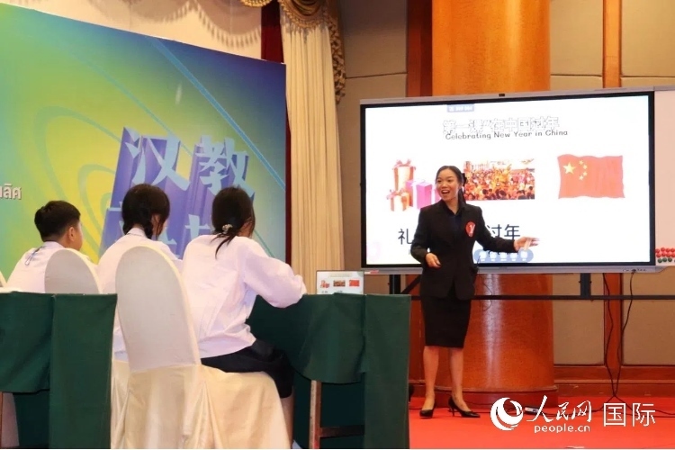 泰國本土中文教師參賽者現(xiàn)場授課。人民網(wǎng)實(shí)習(xí)生 姚欣可攝