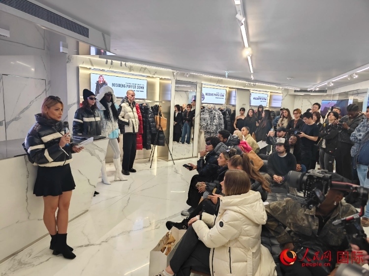 英國時尚博主分享自己的穿搭心得。人民網(wǎng)記者 邢雪攝