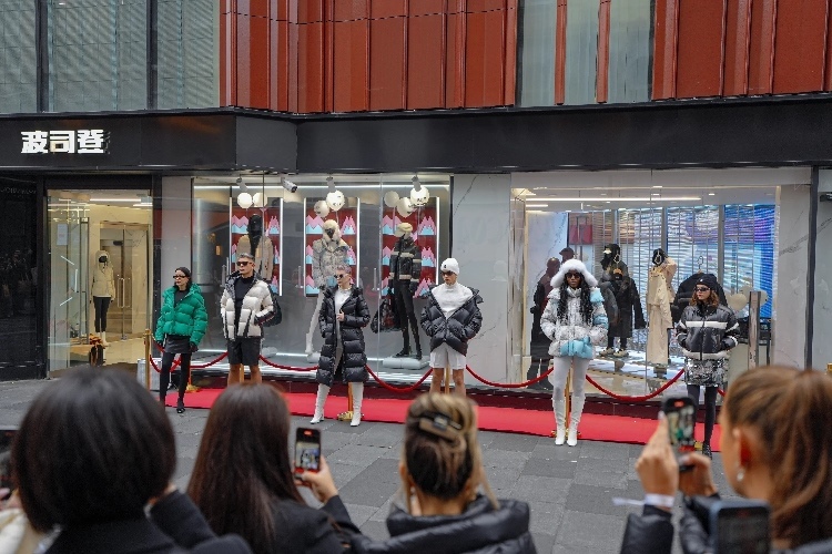 模特在波司登倫敦旗艦店門前展示新款羽絨服。主辦方供圖