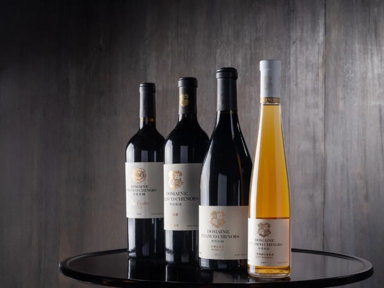 活動(dòng)現(xiàn)場(chǎng)推介了懷來(lái)中法莊園珍藏馬瑟蘭干紅、小芒森甜白等優(yōu)質(zhì)葡萄酒。主辦方供圖