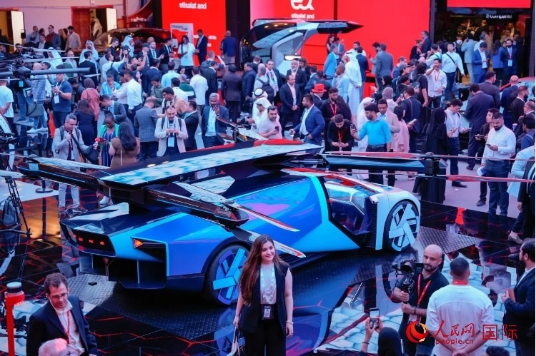 小鵬匯天陸空一體式飛行汽車備受關(guān)注。人民網(wǎng) 塔里克·易卜拉欣攝