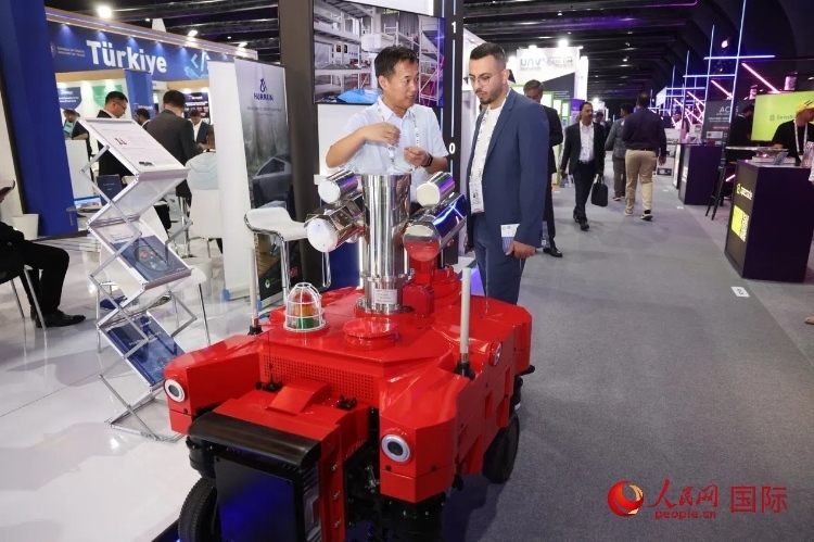 觀眾了解北京眸視科技有限公司研發(fā)的巡檢機(jī)器人。人民網(wǎng)記者 任皓宇攝