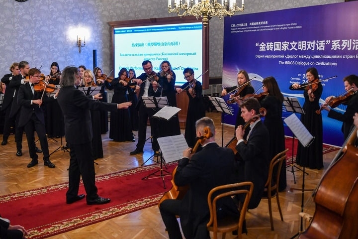 2024年9月24日，在俄羅斯喀山，俄羅斯喀山室內(nèi)樂團(tuán)演奏傳統(tǒng)曲目?！敖鸫u國家文明對(duì)話”系列活動(dòng)24日在俄羅斯喀山舉行，來自中國、俄羅斯、巴西、印度、南非、伊朗等金磚國家的相關(guān)機(jī)構(gòu)、各領(lǐng)域?qū)＜覍W(xué)者及青年代表等300多人參加。新華社記者 曹陽 攝