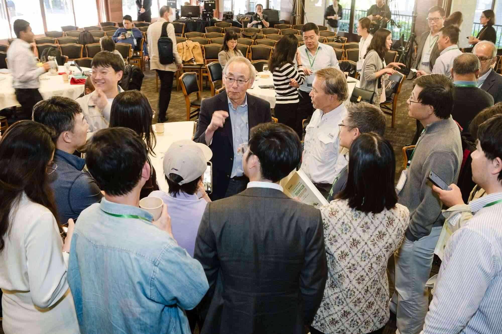美國(guó)前能源部長(zhǎng)、諾獎(jiǎng)得主朱棣文教授在會(huì)場(chǎng)與參會(huì)者交流。馮超攝