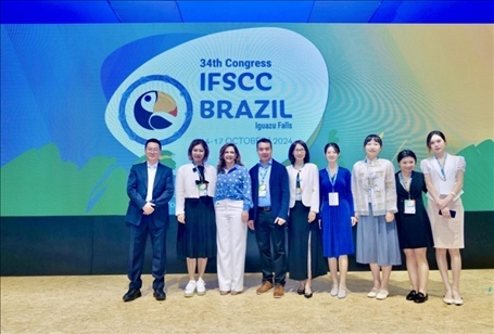 百雀羚集團高層與研發(fā)團隊。受訪方供圖