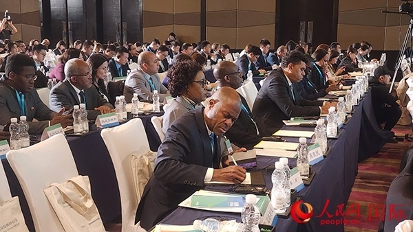 與會來賓在認真記錄。人民網(wǎng)記者 萬宇攝