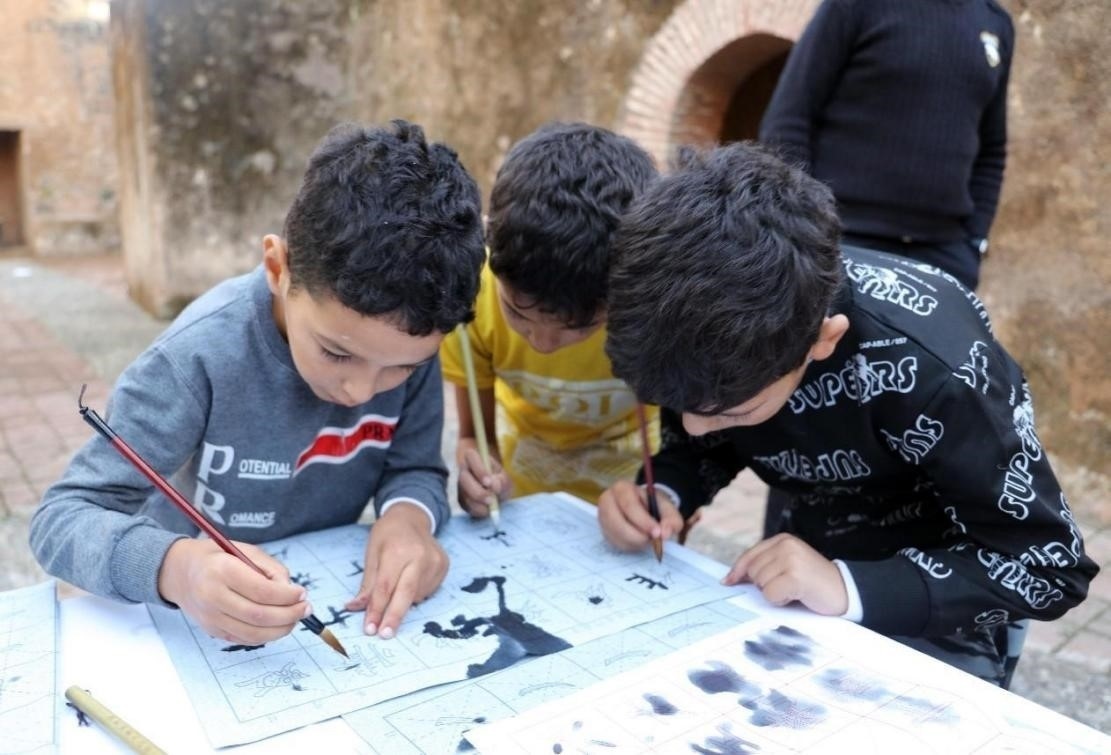 一起學(xué)書法。拉巴特中國文化中心供圖