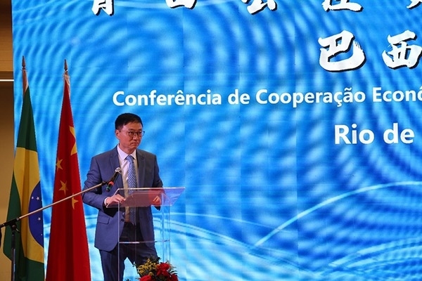 浙江省僑聯(lián)副主席兼巴西華人文化交流協(xié)會榮譽(yù)主席尹霄敏在活動現(xiàn)場致辭。人民網(wǎng)記者 陳海琪攝