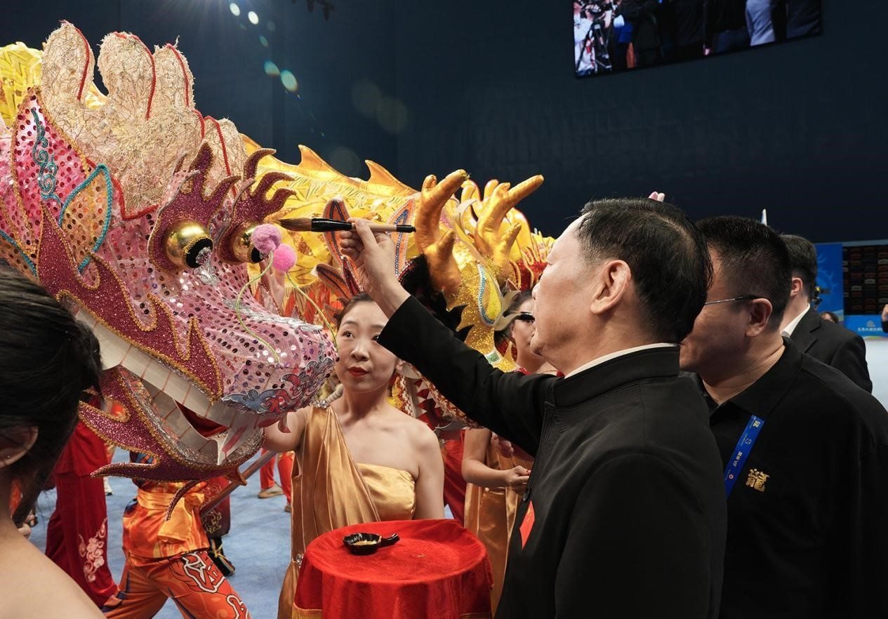 出席開賽儀式的領導及嘉賓共同為參賽龍獅隊點睛。（受訪者供圖）