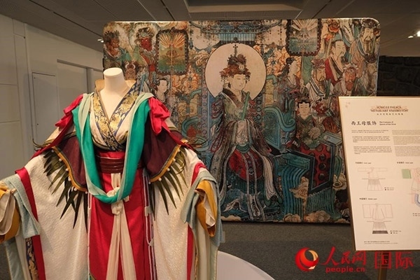 壁畫服飾的實(shí)物復(fù)刻展示。人民網(wǎng)記者 尚凱元攝