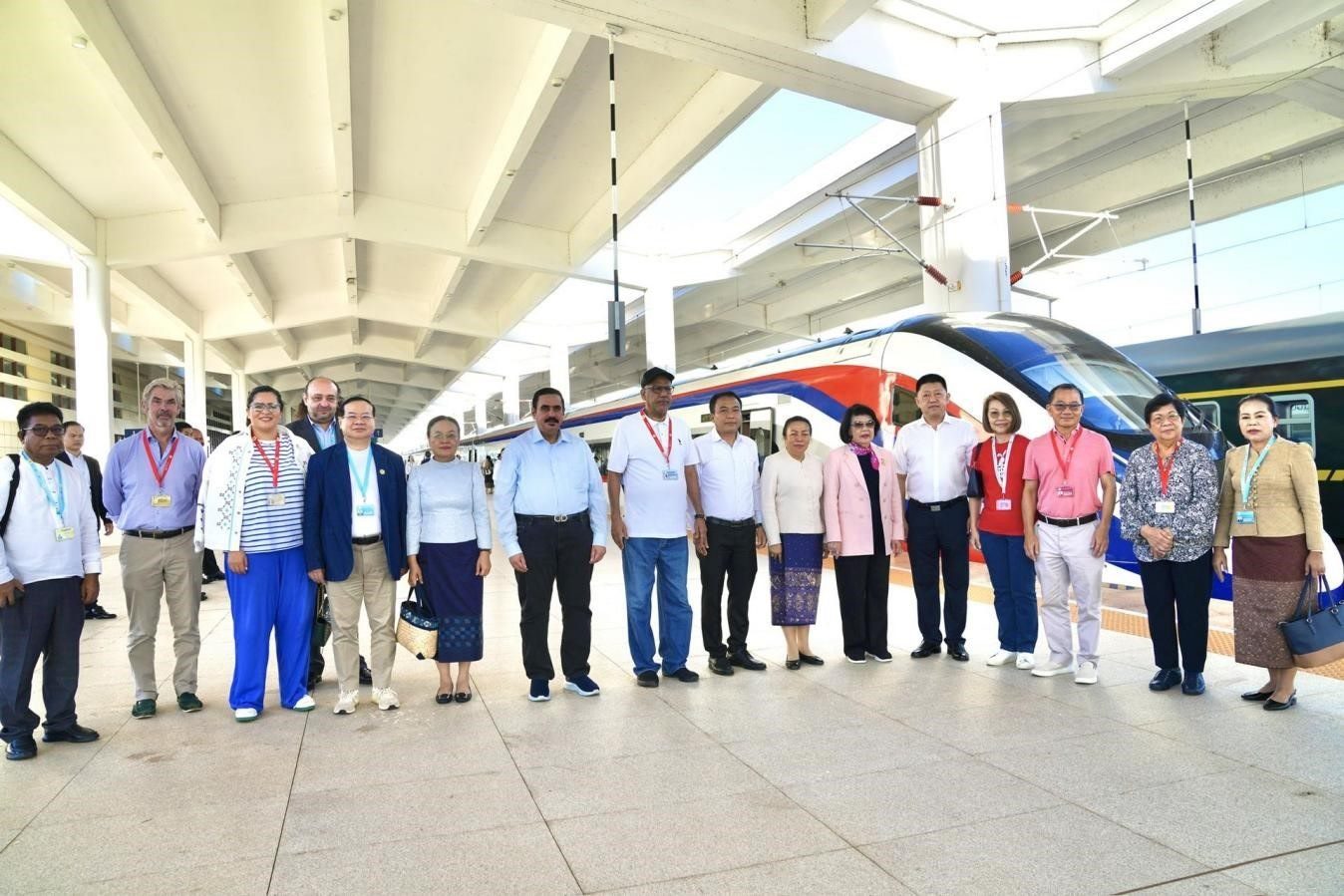 東盟議會(huì)聯(lián)盟大會(huì)代表團(tuán)與中老鐵路“瀾滄號(hào)”動(dòng)車合影留念。老中鐵路有限公司供圖