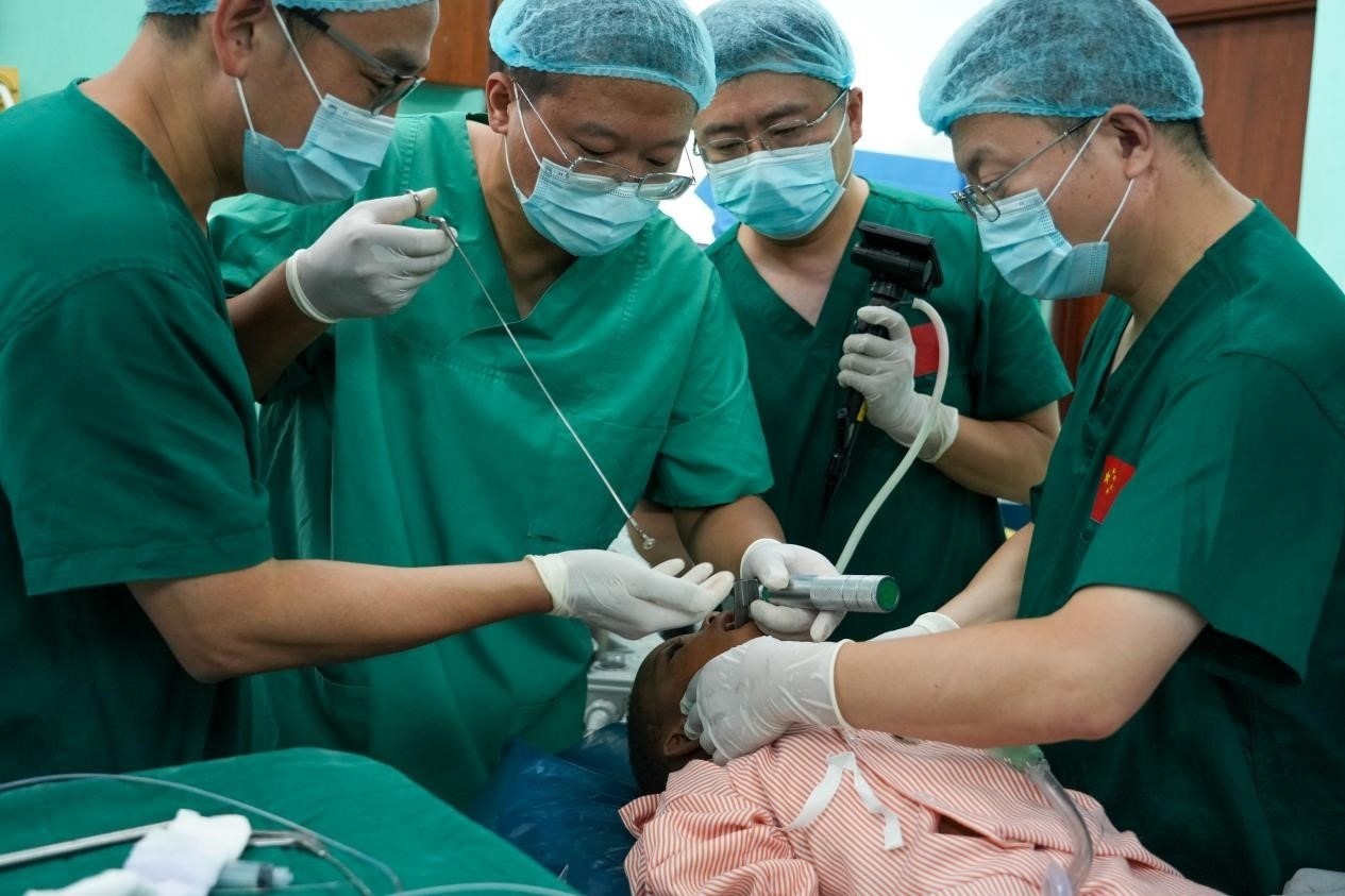 引起患兒窒息的異物被成功取出。中國(guó)援桑醫(yī)療隊(duì)供圖