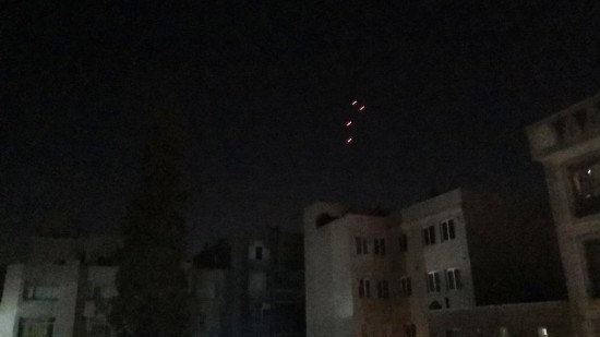  這是10月26日4點(diǎn)50分左右拍攝的德黑蘭市區(qū)。當(dāng)?shù)貢r(shí)間26日凌晨，新華社記者在伊朗首都德黑蘭多次聽(tīng)到爆炸聲。新華社記者姚兵攝