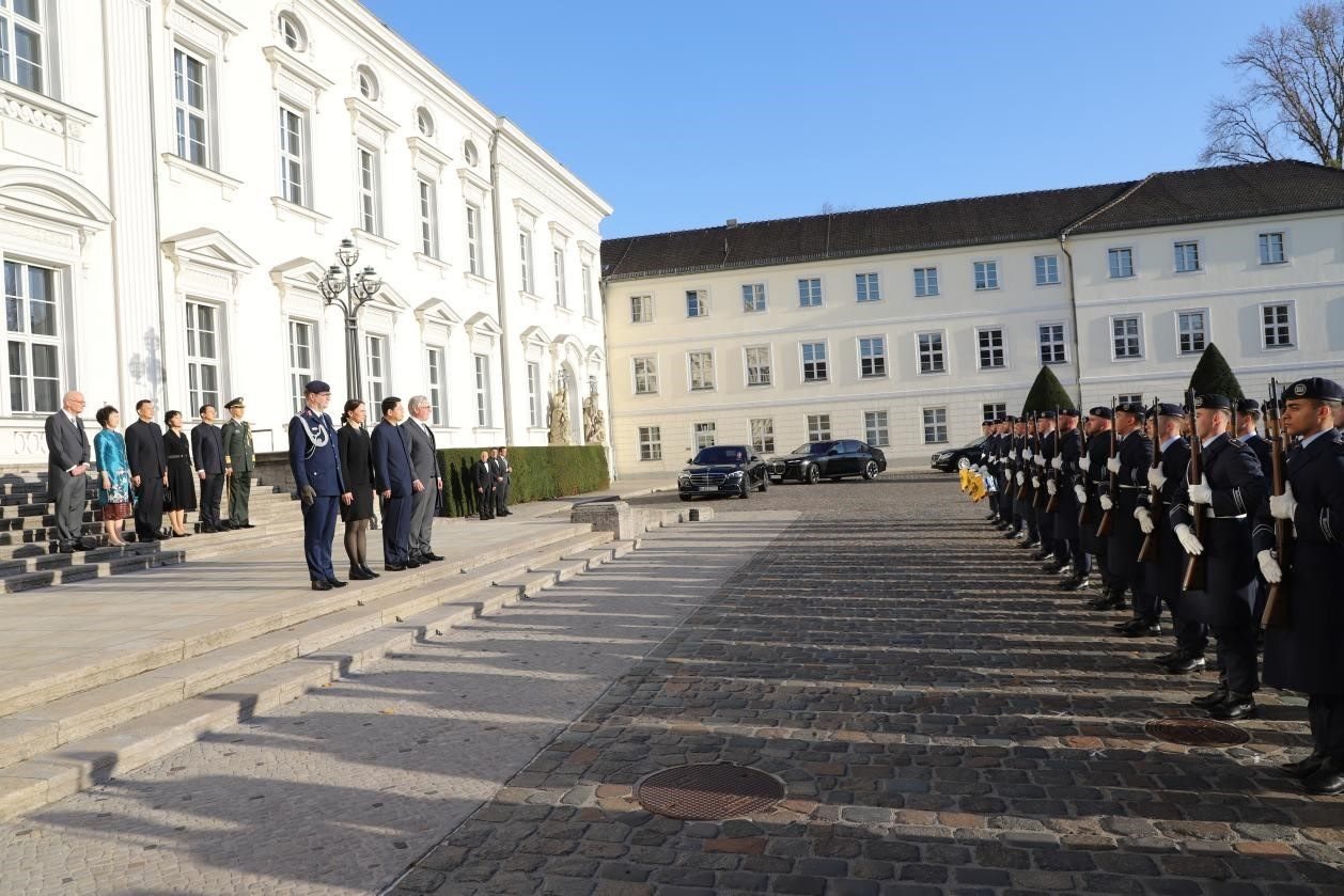 新任中國(guó)駐德國(guó)大使鄧洪波向德國(guó)總統(tǒng)施泰因邁爾遞交國(guó)書(shū)。中國(guó)駐德國(guó)大使館供圖
