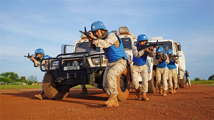 應(yīng)急分隊戰(zhàn)術(shù)行進。張洪奧攝