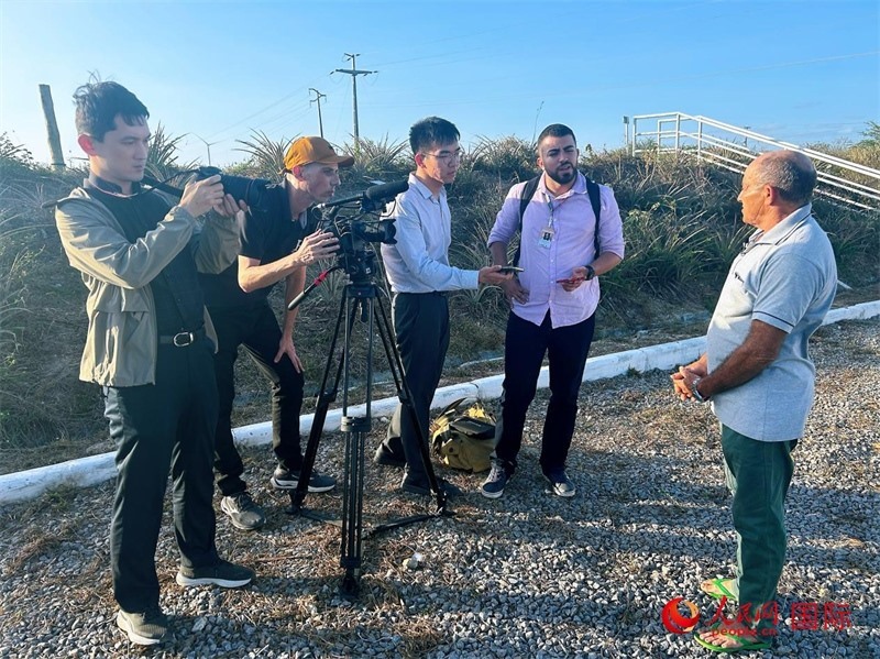 聯(lián)合采訪團正在采訪因苦咸水淡化項目受益的當?shù)孛癖?。人民網(wǎng)記者 陳一鳴攝