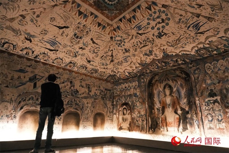 觀眾仿佛置身于數(shù)字復(fù)原的敦煌第285窟。人民網(wǎng)記者 尚凱元攝 