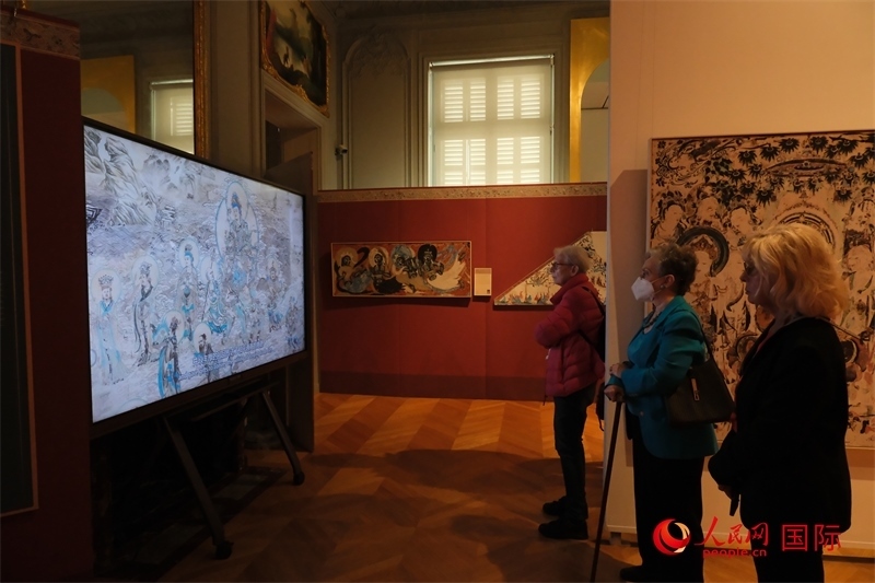 觀眾在展臺(tái)觀看錄像講解。人民網(wǎng)記者 尚凱元攝