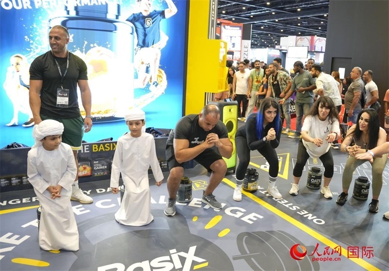 觀眾參加“蹲馬步”比賽。人民網(wǎng)中東中心分社塔里克·易卜拉欣攝