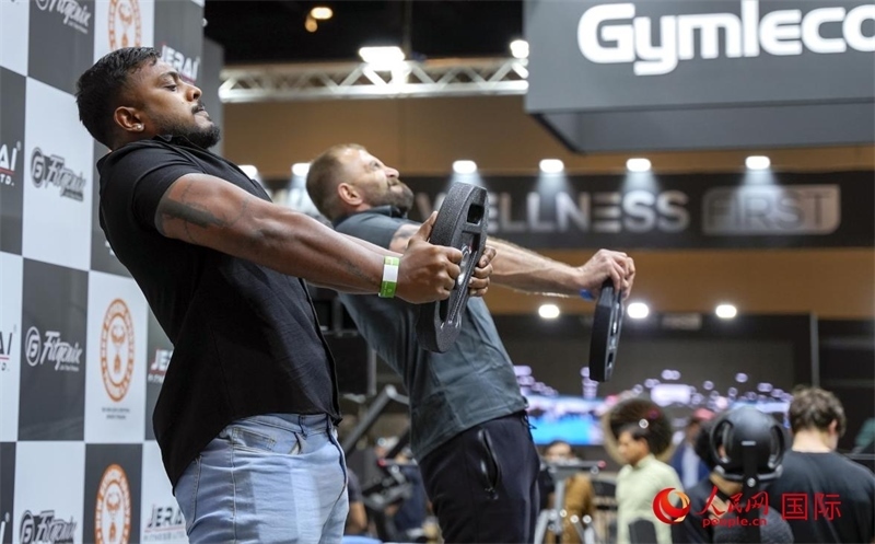 觀眾參加舉重物比賽。人民網(wǎng)中東中心分社塔里克·易卜拉欣攝