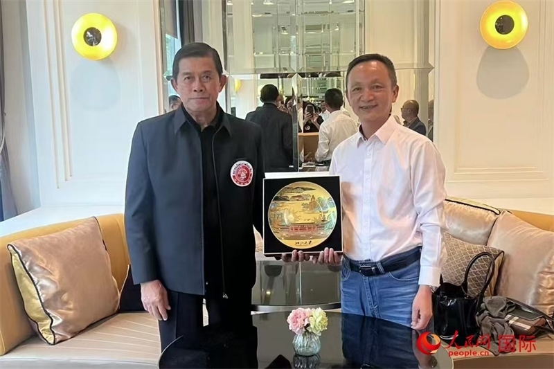 泰中友好協(xié)會會長、泰國前副總理功·塔帕朗西（左一）會見浙大團組一行。人民網(wǎng)記者 簡承淵攝