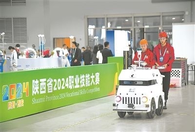 參賽選手在陜西省2024職業(yè)技能大賽新能源汽車智能化技術(shù)賽項(xiàng)比賽中。新華社記者 張博文攝
