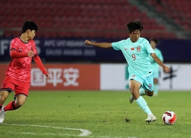 國少隊(duì)球員魏祥鑫（右）比賽中傳球。新華社記者 李鋼攝