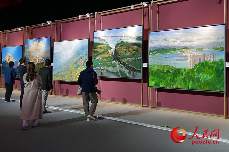 觀眾正在欣賞畫作。人民網(wǎng)記者 韋衍行攝