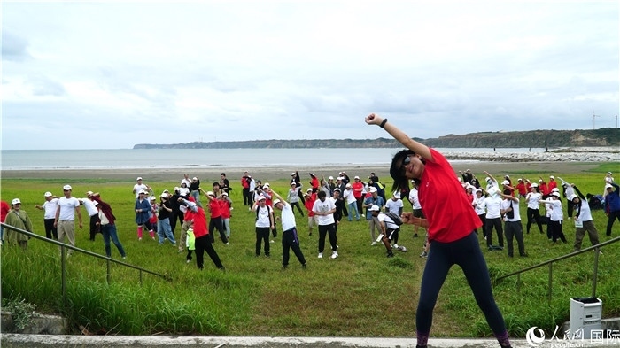 開跑前的熱身運動。人民網(wǎng) 蔣曉辰攝