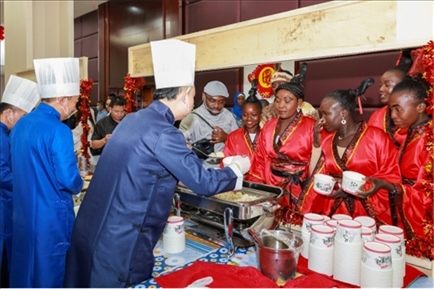 恩賈梅納大學(xué)孔子學(xué)院的學(xué)生們對(duì)中國餃子情有獨(dú)鐘。主辦方供圖