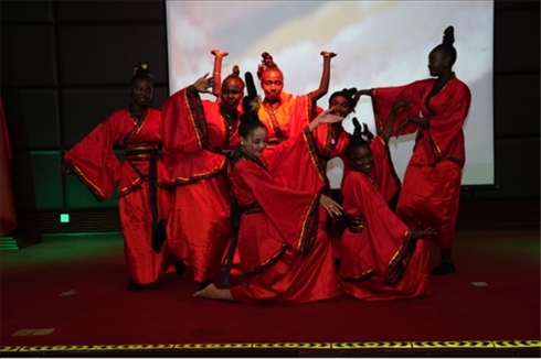 孔子學(xué)院的學(xué)生表演中國舞《昭君出塞》。主辦方供圖