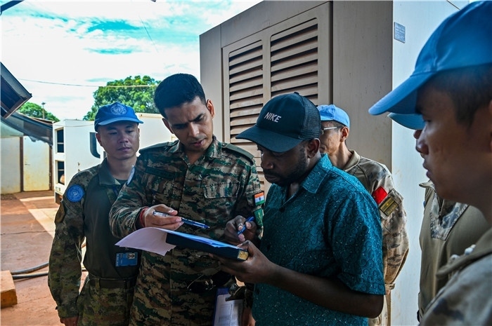 核查發(fā)電設(shè)備。鄧原淘攝