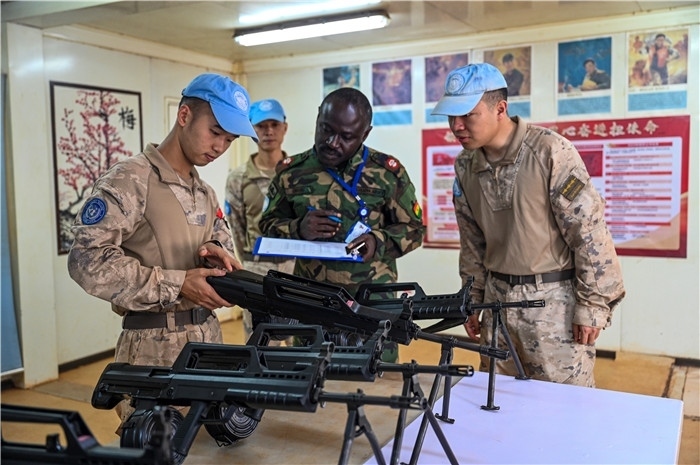 檢查槍支性能。孫千攝